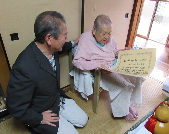 (画像）お祝い状を贈呈しました。