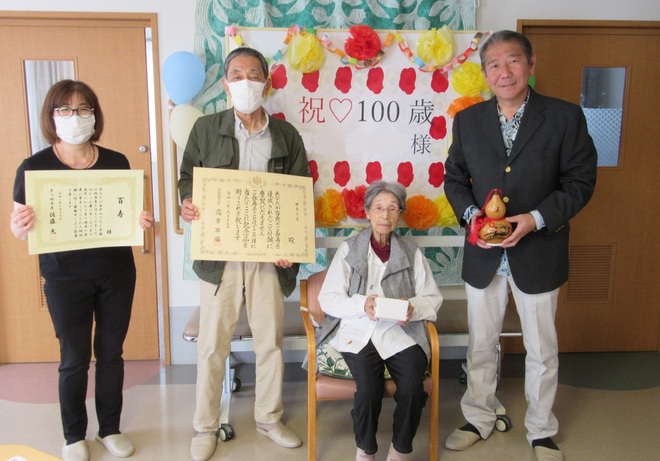 (画像）お祝いの飾りつけをバックに記念撮影。